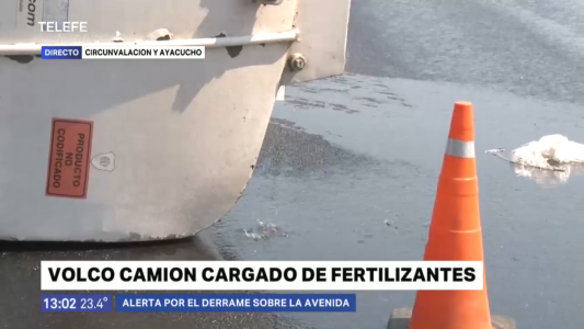 Volcó un camión cargado de fertilizante sobre Circunvalación