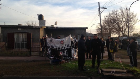 Un policía que llevaba a su hijo a la escuela se resistió a un robo y abatió a un ladrón