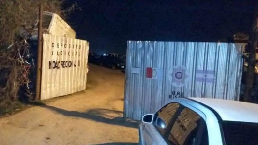 Detienen a dos policías y quince civiles por desmantelar autos en el depósito judicial