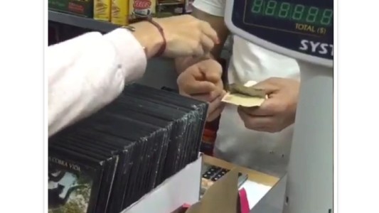 La "venganza" de los clientes: fue al kiosco y pagó un resto con caramelos