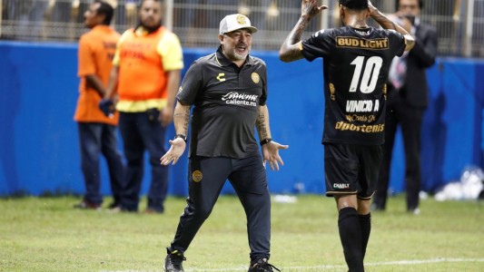 Maradona debutó con goleada como DT con Dorados de Sinaloa