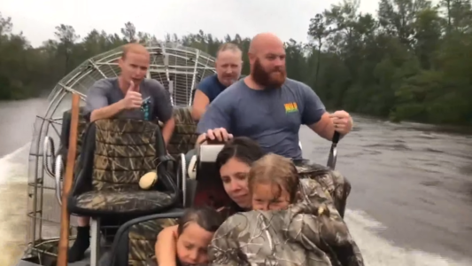 Dramático rescate a una mujer embarazada y su familia, en medio de las inundaciones por Florence