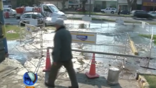 Se rompió un caño maestro de agua y se inundó el ingreso al Sanatorio Norte