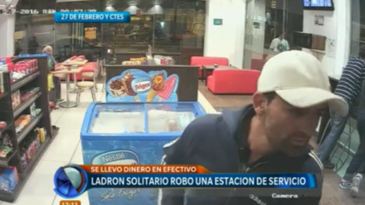 Un ladrón solitario robó una estación de servicio y quedó grabado por las camaras
