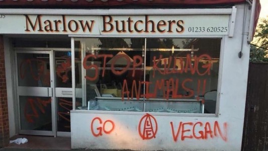 Carniceros franceses contratan a guardias privados para protegerse de los ultraveganos