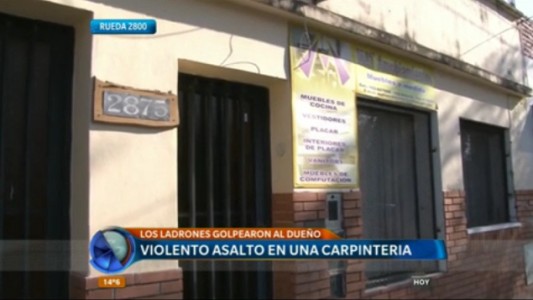 Haciéndose pasar por clientes, delincuentes perpetraron un violento robo en una carpintería de Rueda al 2800