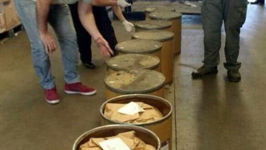 Con datos aportados por Gómez Centurión, allanaron el aeropuerto de Ezeiza y encontraron barriles con efedrina