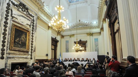 Prat Gay anticipó un crecimiento de 3,5% para 2017 y una inflación de 17%