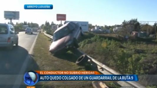 Un auto quedó colgado de un guardarrail de la Ruta 9