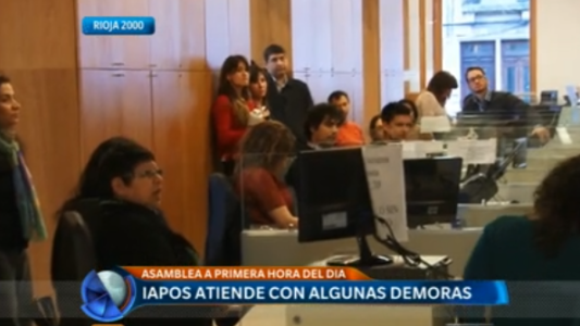 Se encadenó a la puerta de IAPOS para reclamar tratamiento para su hijo adicto