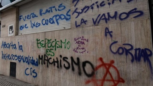 La Municipalidad anunció que se hará cargo de la limpieza de inmuebles privados vandalizados en el fin de semana