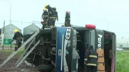 Volcó un micro que volvía de un recital de La Renga: al menos 40 heridos