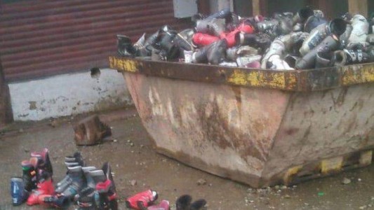 Un comerciante de Bariloche tiró botas de esquí a la basura y las rompió para que nadie las use