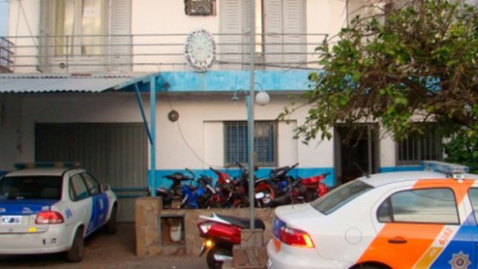 Villa Gobernador Gálvez: encontraron muerta a una mujer en su domicilio e investigan a personal policial