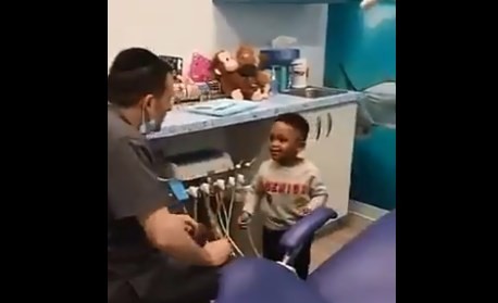 El conmovedor gesto de un médico pediatra con un nene que visita el consultorio