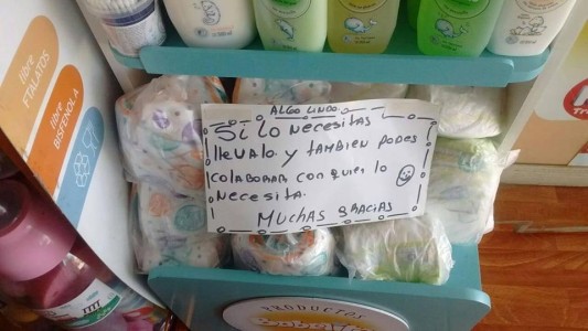 Viral y solidario: una pañalera regala pañales a quienes no puedan comprarlos
