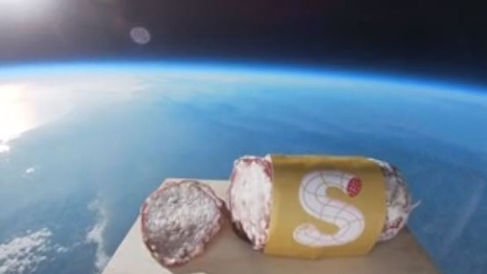 Lanzaron un salame al espacio
