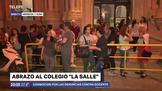 Alumnos, padres y docentes del La Salle realizaron un abrazo simbólico en defensa de la institución