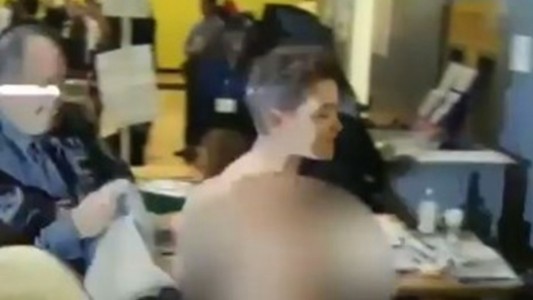 Dos mujeres mostraron sus pechos para protestar contra Donald Trump en el momento en que votaba