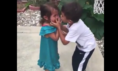 Viral: el consuelo de un nene a su hermanita estalla de ternura las redes