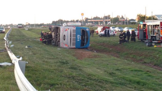 Dos personas murieron y otras 17 resultaron heridas tras el vuelco de un micro en Córdoba