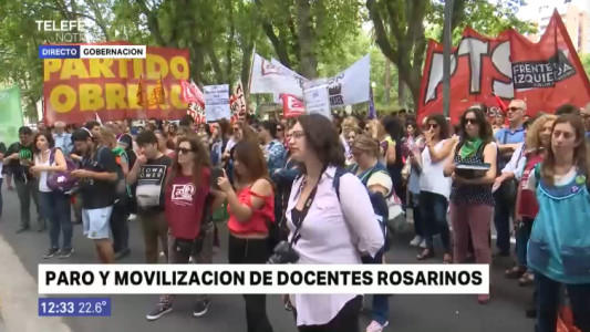 Multitudinaria manifestación de docentes frente a Gobernación