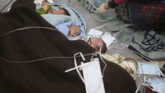 Aleppo: por la falta de hospitales, ponen a bebés prematuros en la calle