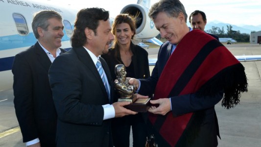 El Gobierno dispuso que los regalos recibidos por funcionarios tengan un destino social