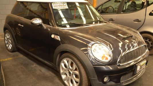 Exhiben los vehículos incautados a bandas delictivas que serán subastados