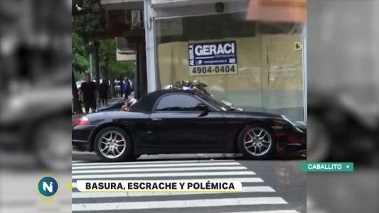 Estacionó sobre la senda peatonal y le taparon el auto de basura