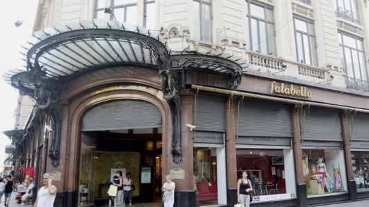 Denunciaron a un hombre que filmaba a mujeres dentro de la tienda Falabella