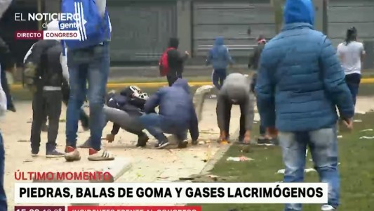 Así rompían la plaza para arrojar piedras a la Policía