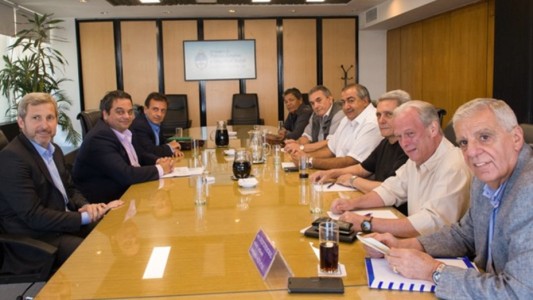 Ganancias: Gobierno y CGT acordaron elevar el mínimo no imponible a 37 mil pesos para casados con dos hijos