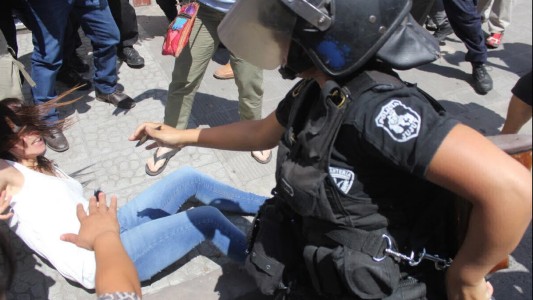 Incidentes en Jujuy entre la policía y manifestantes en la puerta del Tribunal donde se juzga a Milagro Sala