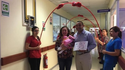 La emotiva "ceremonia de egreso" a una bebé prematura que permaneció 93 días en el hospital