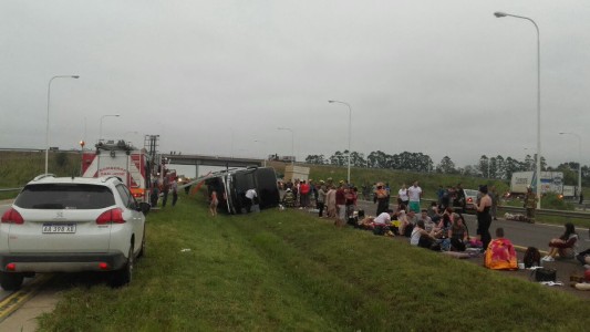 Accidente fatal en Entre Ríos: dos personas murieron tras el vuelco de un micro que iba desde Brasil a Buenos Aires