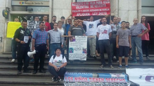 En vísperas del festejo de fin de año, padres impedidos de ver a sus hijos protestan en Tribunales