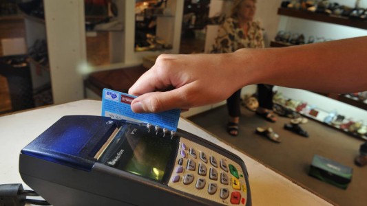 El Gobierno dejó sin efecto la devolución del IVA para compras con tarjetas de débito