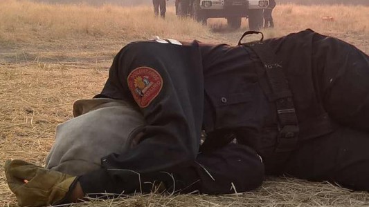 Una imagen, más que mil palabras: la foto de una bombero exhausta tras combatir el fuego por 20 horas