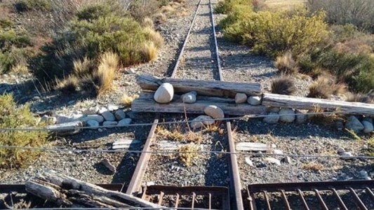 Gendarmería desalojó corte de vías de La Trochita y detuvo a tres personas