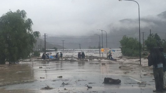 Jujuy: dos muertos y decenas de evacuados por un alud de barro