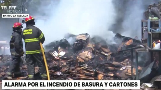 Voraz incendio en una vivienda que se utilizaba como depósito de cartones y basura