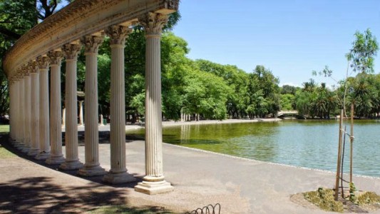 Encontraron el cuerpo sin vida de un joven en el laguito del parque Independencia