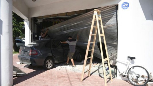 Tras chocar, un automovilista terminó incrustado con su vehículo en el frente de un salón de fiestas infantiles