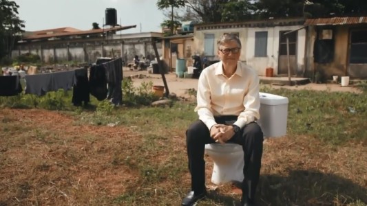 Bill Gates presentó un novedoso inodoro que funciona sin agua