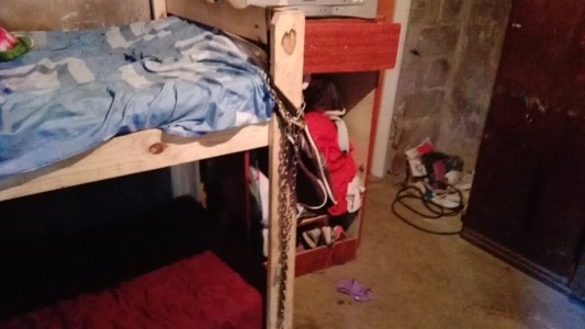 Zona Oeste: Detienen a una mujer que mantenía a su hija encadenada a una cama