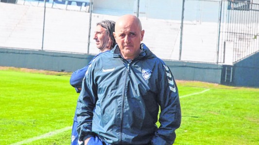 El DT de Quilmes insultó a un periodista y el club lo despidió