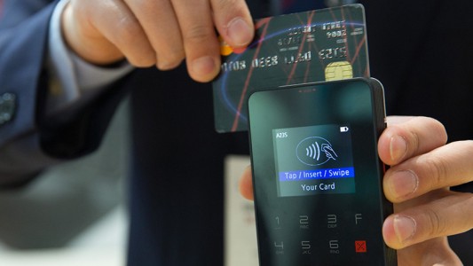 Le robó los datos de la tarjeta a la ex para viajar a París con su nueva novia, pero todo salió mal