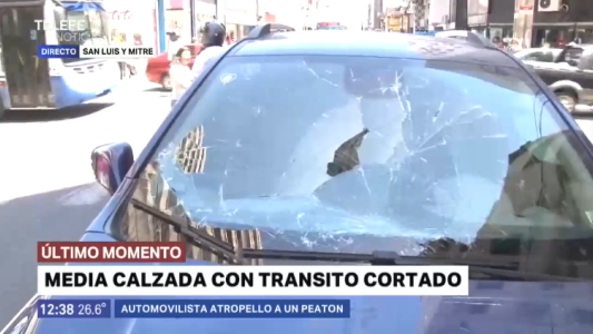 Un automovilista chocó a un peatón en el microcentro