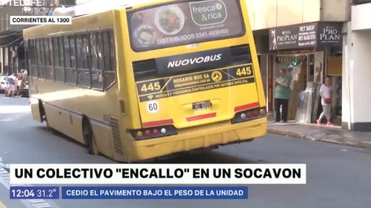 Corrientes y 3 de Febrero: cedió el pavimento y un colectivo quedó atascado